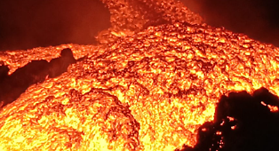 Etna, continua la colata a 3.000 metri sul livello del mare. Attivit&agrave; stromboliana dal cratere Voragine