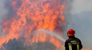 Siracusa, il fuoco corre tra i palazzi: paura tra via Antonello da Messina e via Bulgaria, residenti in strada e un distributore sfiorato dalle fiamme
