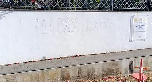 Sfregio a Franco Battiato: vandali distruggono il murale sul lungomare di Riposto
