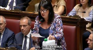 La sete di Agrigento sbarca in Parlamento: la deputata Carmina porta un bidoncino vuoto alla Camera