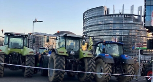 I trattori (anche siciliani) tornano a occupare Bruxelles, agricoltori in protesta contro l'accordo col Mercosur