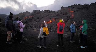 &laquo;Signori, si scende&raquo;. Una giornata sull'Etna, fra divieti, "scioperi" e il blitz del corpo forestale