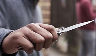Paura in una scuola media siciliana: alunno di primo anno ferisce un professore con un coltello e riprende l'aggressione
