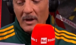 Fiorello tira fuori la letterina di Corona: &laquo;Caro Babbo Natale, sono Fabrizio e ho le prove che non esisti...&raquo;