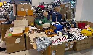 Sequestro record a Catania: 2 milioni di capi e accessori contraffatti in tre mega-depositi