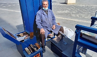 &ldquo;Una sedia, una spazzola, una citt&agrave; intera&rdquo;: perch&eacute; Caltanissetta chiede una statua per lo sciusci&agrave; Peppino Romano