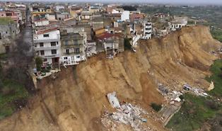 Niscemi, le case lungo il costone continuano a sbriciolarsi: gi&ugrave; una palazzina di tre piani