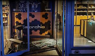 Misterbianco, &ldquo;spaccata&rdquo; all&rsquo;alba alla Tomarchio: tortine e dolci razziati in pochi minuti