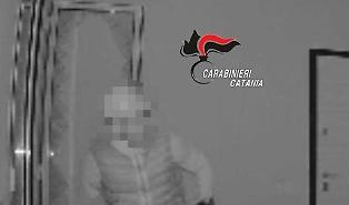 Segue "in diretta" l'ingresso di un ladro in casa mentre guarda la tv: ecco come li ha fatti arrestare
