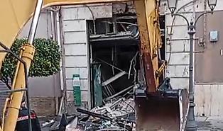 Assalto con escavatore a Valguarnera: sfondano un'intera parete della filiale della banca per rubare il bancomat