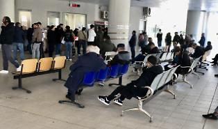 Centro direzionale San Leone, se il parcheggiatore abusivo (a pagamento) aiuta a saltare le code agli sportelli