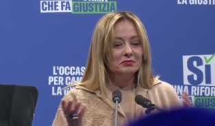 &Egrave; catanese l'uomo che ha raggiunto Giorgia Meloni sul palco lasciandola senza parole: &laquo;Aspetto le dimissioni di Mattarella&raquo;