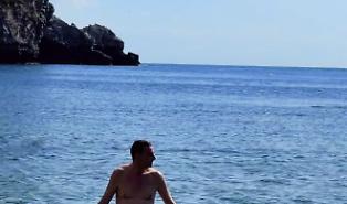 Primo bagno al mare in Sicilia per Carlo Calenda: un giorno di relax lontano dalla politica