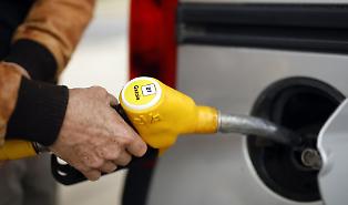 Carburanti, il diesel guida la ritirata dei prezzi: ma la tregua &egrave; appesa a un filo (con l'incubo accise)