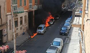 Catania, esplode un'auto in via Coviello: fiamme altissime e fumo nero