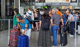 L'estate sospesa. Voli scontati, aerei a secco e un'Isola che rischia di restare a terra