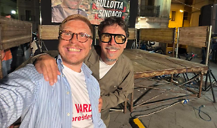 Ismaele La Vardera con il neo sindaco di Bronte Giuseppe Gullotta