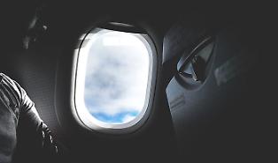 Finestrini aperti in decollo e atterraggio: il piccolo gesto che in aereo pu&ograve; valere secondi decisivi