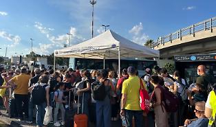 Cenere dell'Etna, &egrave; blocco totale all'aeroporto di Catania: voli fermi fino alle 10 di domani, tende da campo e acqua per i passeggeri