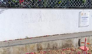 Sfregio a Franco Battiato: vandali distruggono il murale sul lungomare di Riposto