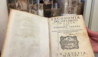 Trova un libro antico nel garage di una lontana parente, finisce sotto processo ma &egrave; giallo