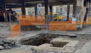 Catania, trovata una scala che scende sotto piazza Lupo: l&rsquo;ipotesi del rifugio antiaereo