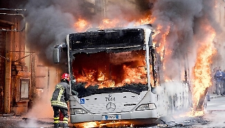Bus in fiamme (archivio)