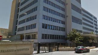 Furia in aula a Trapani: donna aggredisce la fonica durante l'incidente probatorio ma voleva colpire il giudice