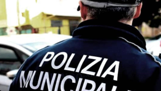 Parcheggio trasformato in discarica abusiva: denuncia e sequestro