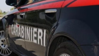 Tre banditi incappucciati rapinano un bar all&rsquo;alba