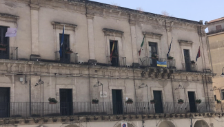 Modica, gli rifiutano il sussidio e cerca di dare fuoco agli uffici comunali