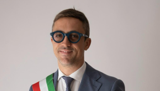 A due passi da Niscemi, il sindaco di Acate: "Vi invitiamo al nostro Carnevale per abbracciarvi". E gi&ugrave; critiche