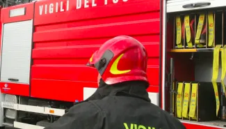 Cerca di spegnere l'incendio vicino casa, gravemente ustionato