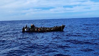 Soccorsi in mare un gommone e due barchini: Lampedusa torna ad essere presa d'assalto