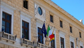 Salta la seduta con delibere urgenti, opposizione all'attacco