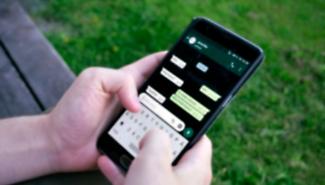 A 11 anni prova ad accoltellare il suo professore durante la lezione, l'aggressione in diretta su Telegram