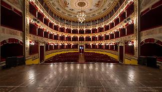 Il Teatro Pirandello "sfregiato" dagli studenti: palchetti danneggiati durante il Mandorlo in Fiore