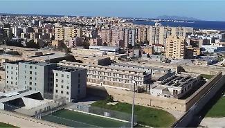 Sventato tentativo di introdurre cellulari e droga al carcere di Trapani: due denunciati dopo l'inseguimento