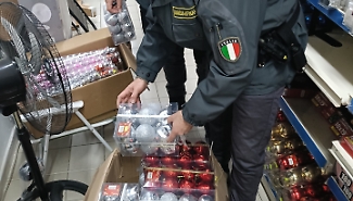 Sequestrati oltre 13mila prodotti non sicuri a tema non natalizio, operazione della Gdf di Ragusa