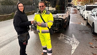 Dimentica il portafoglio sul tettuccio dell'auto perdendolo per strada: glielo riconsegna un operatore ecologico