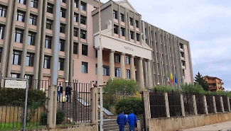 Il marito indagato e archiviato, ma il trasferimento scatt&ograve; lo stesso, la moglie: &laquo;Famiglia distrutta l'Arma mi ascolti&raquo;