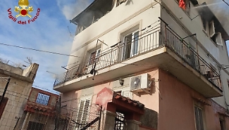 Allarme per un incendio a Valle degli Angeli: incendio in un appartamento al terzo piano