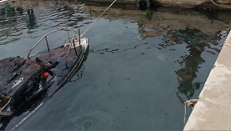 Allo sbarcadero Santa Lucia di Siracusa, barca in fiamme al mattino: soccorsi rapidi, rischio ambientale sotto controllo