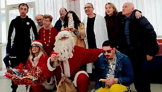 Arriva Babbo Natale in corsia e porta panettoni, sorrisi e tanto affetto ai degenti dell'ospedale di San Cataldo