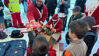 Sirene blu tra le luci di Natale: la carovana della Polizia entra al Policlinico di Catania e accende i sorrisi in Oncoematologia pediatrica