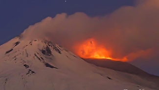 Vona rosso sull'Etna con fontane di lava e nube di cenere: cambia lo scenario dell'eruzione