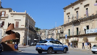 Modica, calci e pugni agli agenti che lo stavano controllando