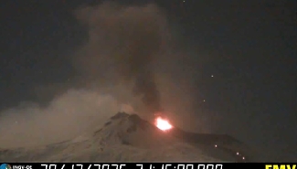 Etna, la Voragine sputa cenere: attivit&agrave; stromboliana con getti fino a 100 m