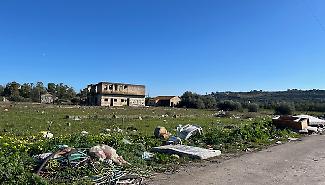 Strade trasformate in discariche: rifiuti abbandonati lungo la costa di Augusta