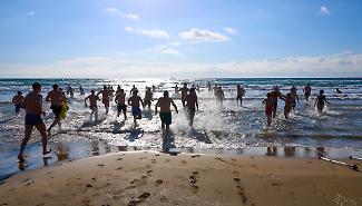 A Campobello di Mazara tuffo di Capodanno per 150 persone: atleti, famiglie e turisti tutti in acqua